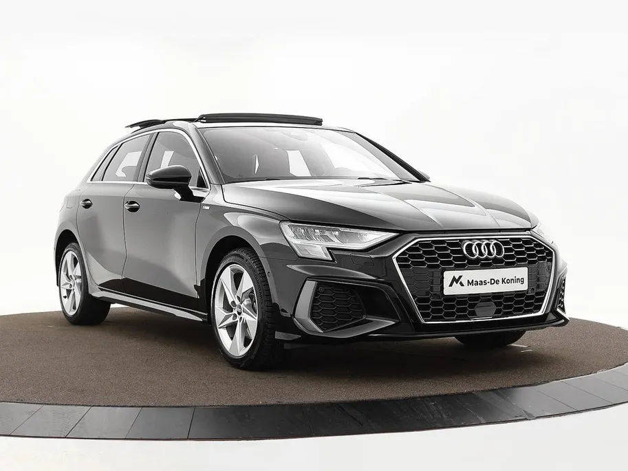 Audi A3 Sportback 40 TFSIe 204pk S-tronic S Edition · Panoramadak · Apple/Android Car Play · Lederen Bekleding · Cruise Control · Navigatie · Stoelverwarming · P-Sensoren · 17'' Inch ·