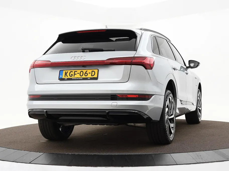 Audi e-tron 55 300kW/408PK S Line 95Kwh · SOH 94,6% · Panoramadak · Leder/Alcantara · 360°Camera + Parkeersensoren · Stoelverwarming ·