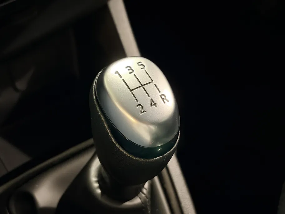 Renault Clio 90PK TCe Limited | Airco | Navi | Parkeersensoren | Cruise Control | Bluetooth | Lichtmetalen Velgen | Keyless Entry | Elektrische Ramen & Spiegels | Armsteun |
