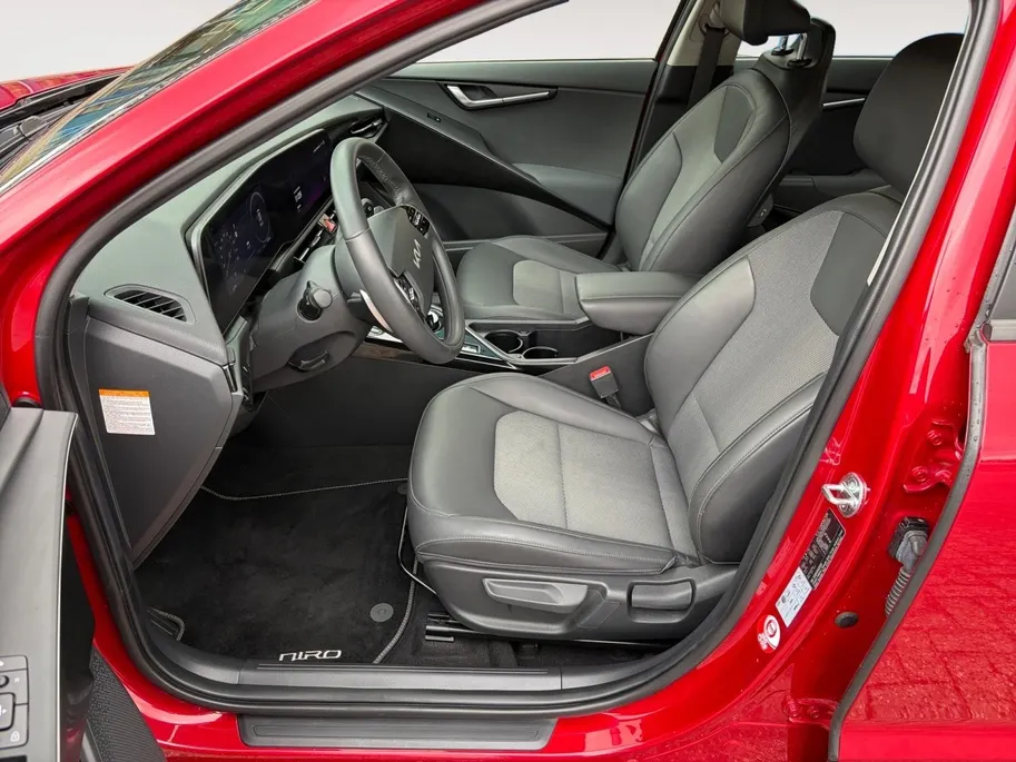 Kia Niro EV DynamicLine 64.8 kWh |*1E EIGENAAR | TREKHAAK | *LAGE KM- STAND | VOLLEDIG DEALER ONDERH. | APPLE CARPLAY/ ANDROID AUTO | CAMERA | NAVI | ADAPT. CRUISE | NETTE AUTO |