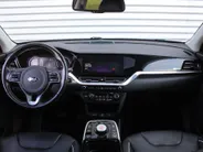 Kia e-Niro ExecutiveLine 64 kWh | Trekhaak | Stuur-/stoelverwarming + ventilatie | Leer | 17' LM | Cruise adapt. | Dodehoek detectie | LED | JBL audio |