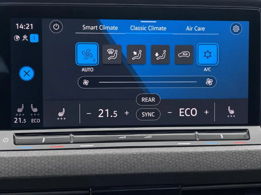 Volkswagen Golf 1.4 eHybrid 245pk GTE · Panoramadak · Trekhaak · Apple/Android Car Play · Camera · Stoelverwarming ·
