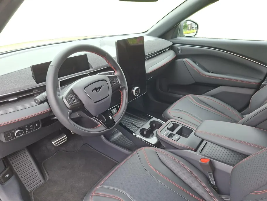 Ford Mustang Mach-E Extended Premium RWD 88 kWh | Afneembare trekhaak | Stoelverwarming | Leer bekleed | 18' Lichtmetaal | Adaptive Cruisecontrol | Dodehoekdetectie | Led verlichting | Climate Control | Nieuw te bestellen |