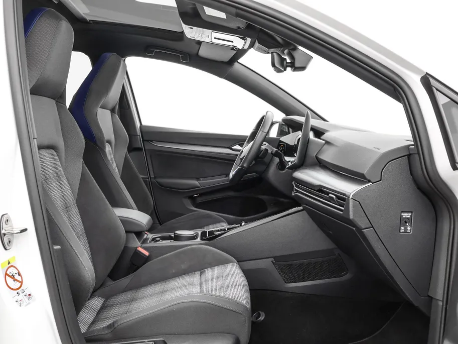 Volkswagen Golf 1.5 eHybrid 272pk DSG GTE · Panoramadak · 360 Camera · Head-Up Display · Matrix LED · Optiekpakket Zwart · Dodehoeksensor · Garantie t/m 10-11-2030 of 100.000km