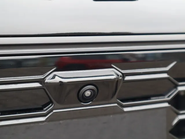 Mitsubishi Outlander 2.4 PHEV Black Edition All Seasons | Yamaha sound