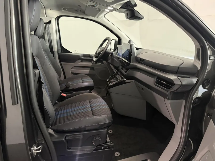 Ford Transit Custom 320 2.5 PHEV L2H1 Sport DC met o.a. uniek sport interieur, 19 inch lichtmetalen velgen, een trekhaak, een achteruitrijcamera en verwarmbare voorstoelen en stuurwiel