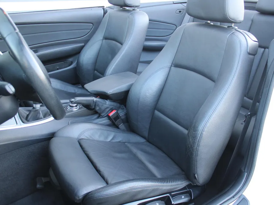 BMW 1 Serie Cabrio 118i Executive | M-Pakket | Stoelverwarming | 17' LM | Windscherm | Parkeersensor v+a | Trekhaak | Navi | Leer | Xenon | Clima |