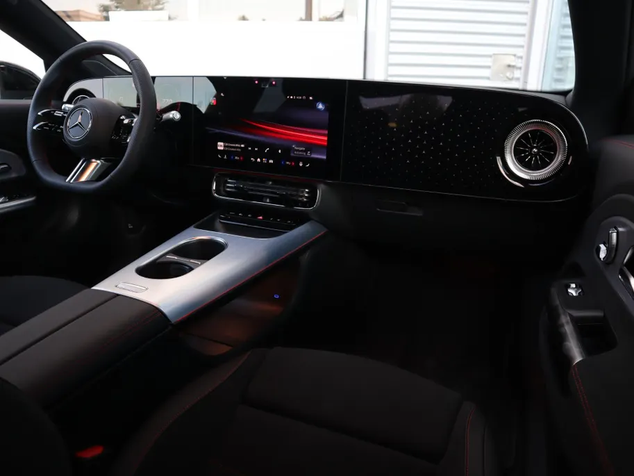 Mercedes-Benz CLA 180 Business Solution AMG l Trekhaak l Panoramadak l stoelverwarming