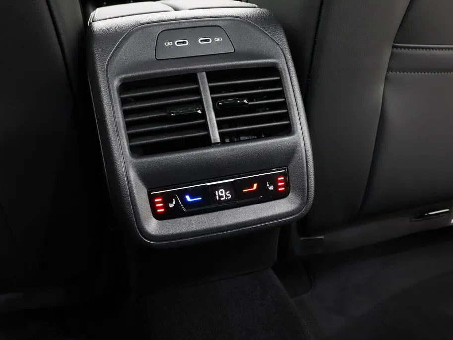 Volkswagen Passat Variant R-Line Edition 1.5 eHybrid 272 PK versn. DSG · Assistance Pakket Plus · Black Style Pakket Plus · Multimedia Pakket Plus · Trekhaak inklapbaar, met elektrische ontgrendeling, incl. Trailer Assist ·