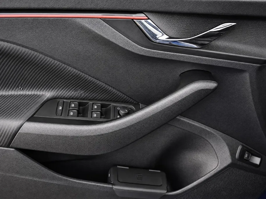 Škoda Kamiq Monte Carlo 1.0 TSI 85kW/115PK SUV 6 versn. handgeschakeld | Metallic Lak | Winter pakket | 17'' Lichtmetalen Velgen | DEMO Deal!
