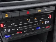 Volkswagen T-Roc 1.5TSI/150PK R-Line Black Style · Panoramadak · Apple/Android Car Play · BEATS audio · Camera