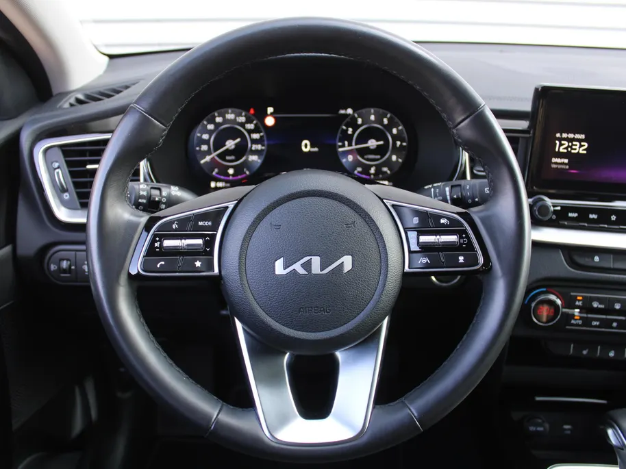 Kia Ceed Sportswagon 1.5 T-GDi DynamicPlusLine | Stoel- & stuurverwarming | Camera | Clima | Cruise adapt. | LED | Navi | Elek. achterklep | 16' LM |
