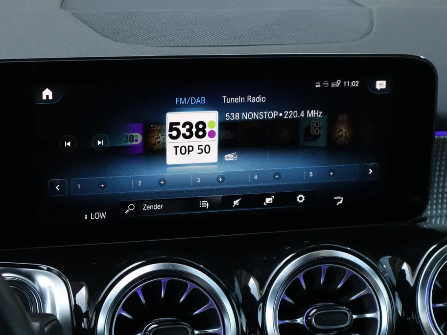Mercedes-Benz EQB 250 Business Line 67 kWh l Panoramadak l Stoelverwarming l Achteruitrij camera