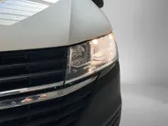 Volkswagen Bedrijfswagens Transporter 2.0TDi 110pk L2H1 30 · Achteruitrijcamera · Trekhaak · Stoelverwarming · Standkachel · Apple Carplay / Android Auto · Dakdragers ·