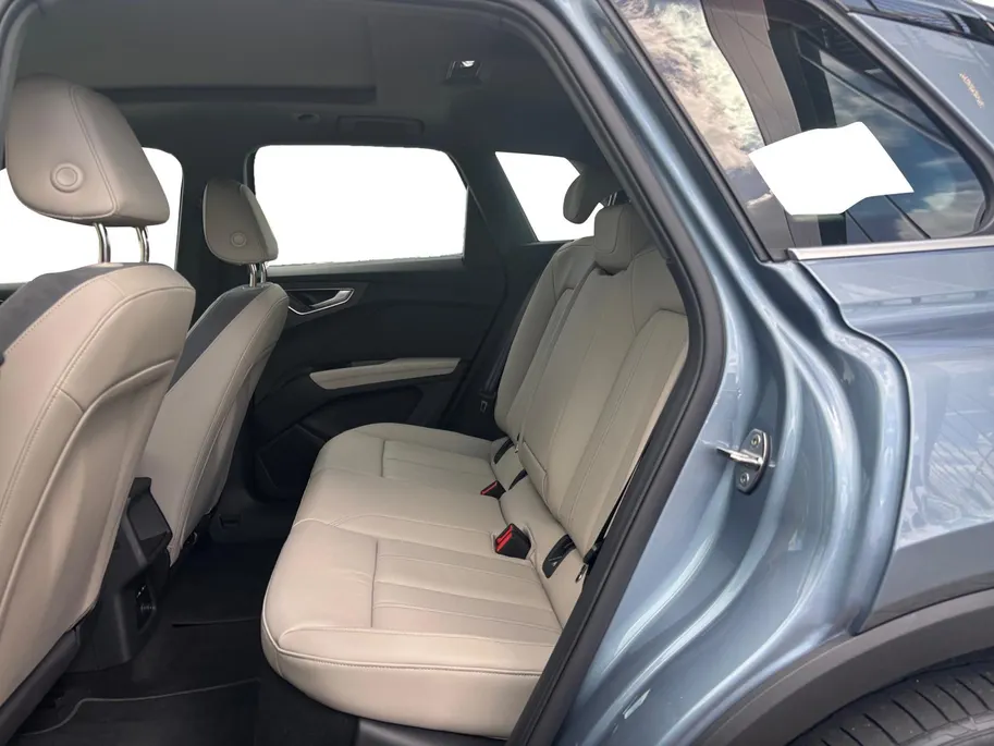 Audi Q4 e-tron 45 quattro Edition 82 kWh |Buitenspiegel(s) automatisch dimmend |Apple Carplay/Android Auto|Cruise control adaptief| Panoramadak|Geluidsimulator|Assistentie Pakket Plus| SOH 100% |
