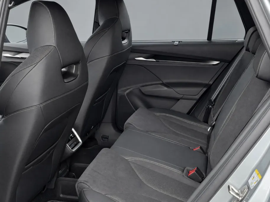Škoda Elroq 85 Sportline | Drive pakket | Business upgrade - advanced | Light band | Trekhaak wegklapbaar | black pakket | 21 inch velgen + All Season banden |