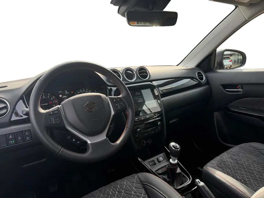 Suzuki Vitara 1.4 Boosterjet Smart Hybrid Special Edition | VOORRAAD! | €2200,- korting | Black Look | 17' zwarte lichtmetalen | Lederen en suède bekleding | Parkeersensoren Voor en achter
