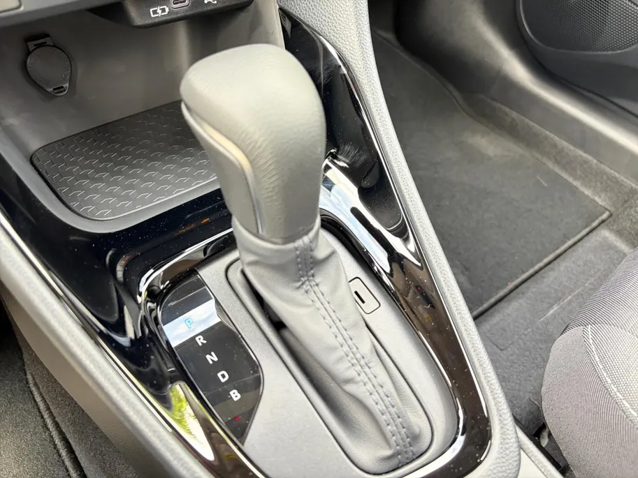 Toyota Yaris 1.5 Hybrid 115 Comfort Apple Carplay/Android Auto , cruise control adaptief en stuurhulp , climate , lm velgen , tel , usb , camera .