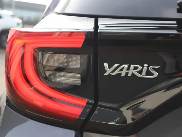 Toyota Yaris 1.5 Hybrid Dynamic Limited | Stoelverwarming | Parkeersensoren
