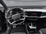 Audi Q4 e-tron 45 quattro 286pk S Edition 82 kWh · Trekhaak · 21'' Velgen · Apple/Android Car Play · Camera · Stoelverwarming ·