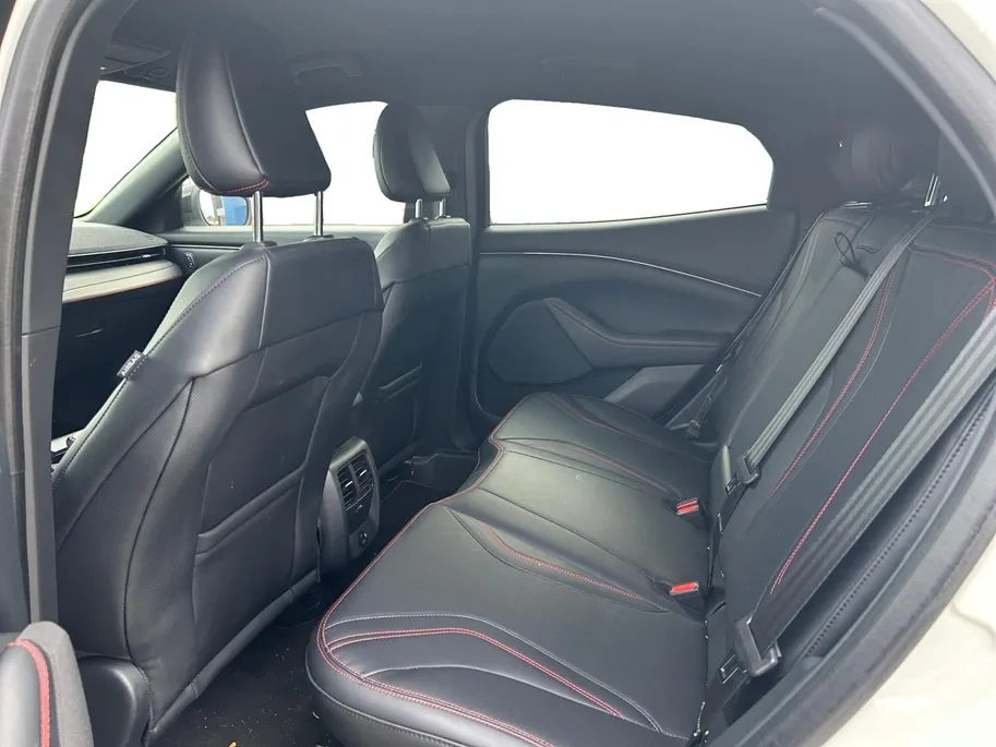 Ford Mustang Mach-E AWD 75 kWh 269PK | 95% SOH | DEMO | Stoel- stuur en vooruit verwarming | Zwart dak en spiegels | Navigatie