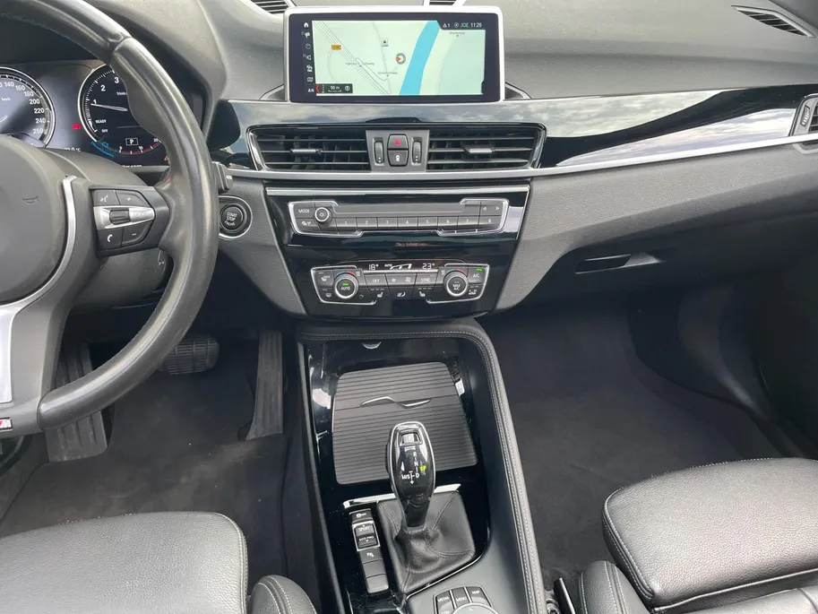 BMW X1 sDrive20i High Executive *Automaat*Navi*Camera*Schuif/kanteldak*Climate Control*Stoelverwarming*Lederen bekleding*LM. Velgen*Zeer nette auto!