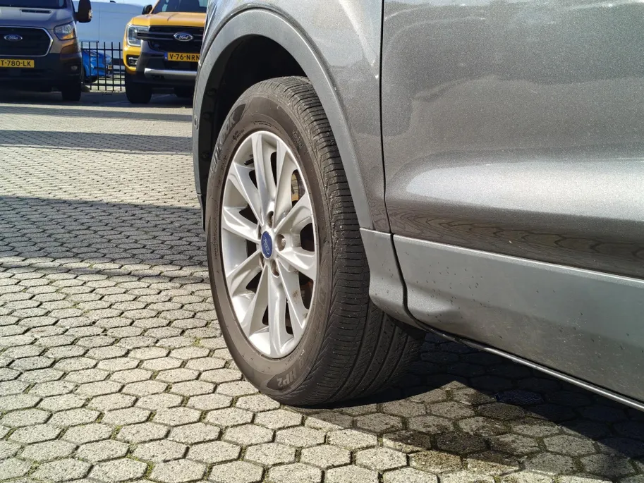Ford Kuga 1.5 Titanium - 2.000 kg trekgewicht - TREKHAAK - VOORRUITVERWARMING - PARKEERSENSOREN V+A