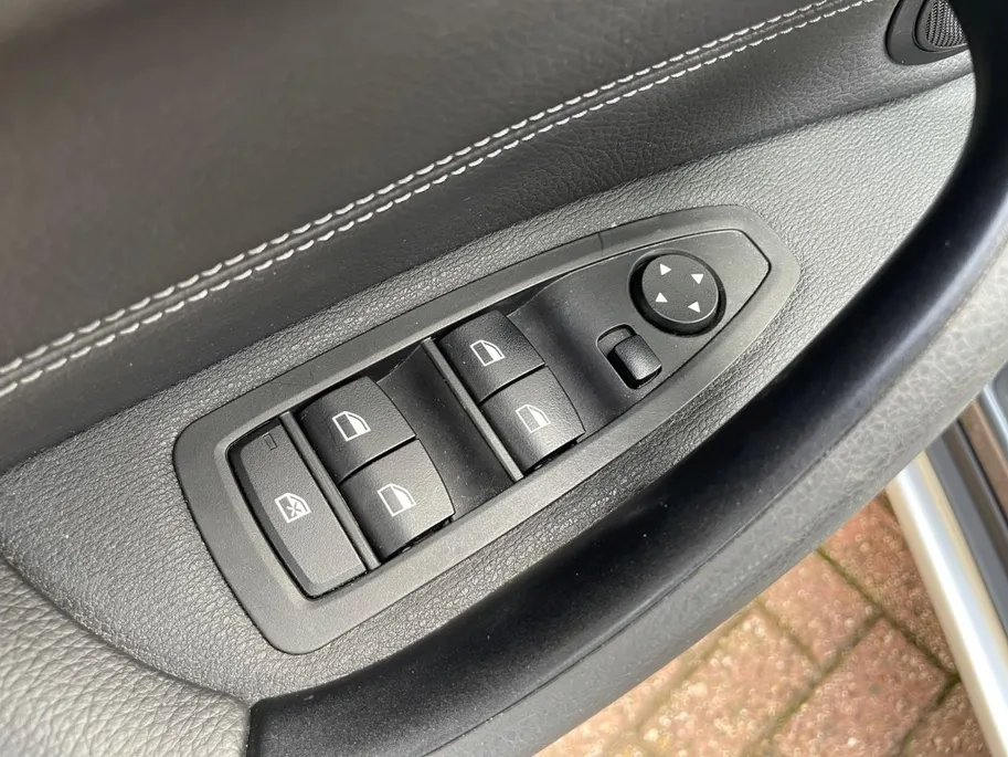 BMW X1 sDrive20i High Executive *Automaat*Navi*Camera*Schuif/kanteldak*Climate Control*Stoelverwarming*Lederen bekleding*LM. Velgen*Zeer nette auto!