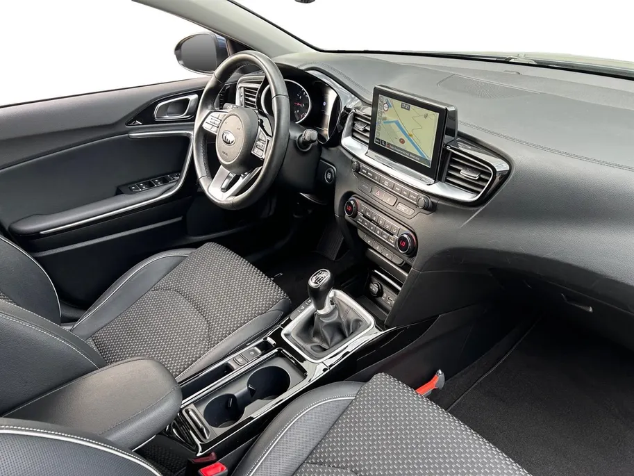 Kia Ceed Sportswagon 1.0 T-GDi DynamicPlusLine | Apple Carplay / Android Auto | Navigatiesyteem | Parkeersensoren + Camera Achter | Licht + Regensensor | Stoel + Stuurverwarming | Cruise Control | Climate Control | Rijstrooksensor + Correctie |