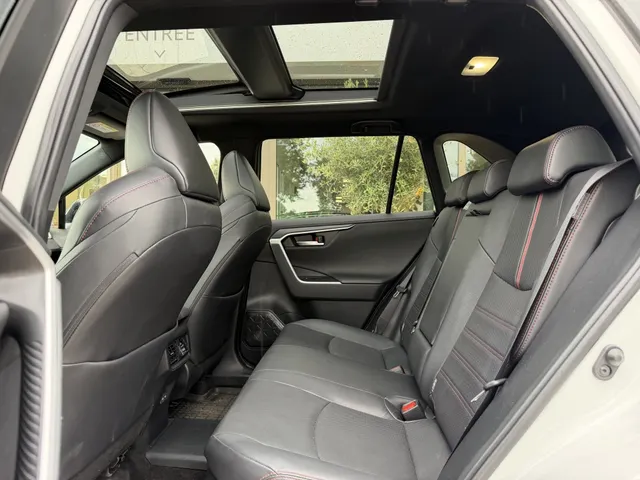 Toyota RAV4 2.5 PHEV Bi-Tone+ AWD | Trekhaak | Panoramadak | Stoel Verwarming & Ventilatie |