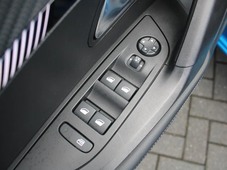 Peugeot 2008 1.2 PureTech 130 Allure | Automaat | Camera | Clima | Cruise | Navi | 17' LM | LED | Apple Carplay/Android Auto |