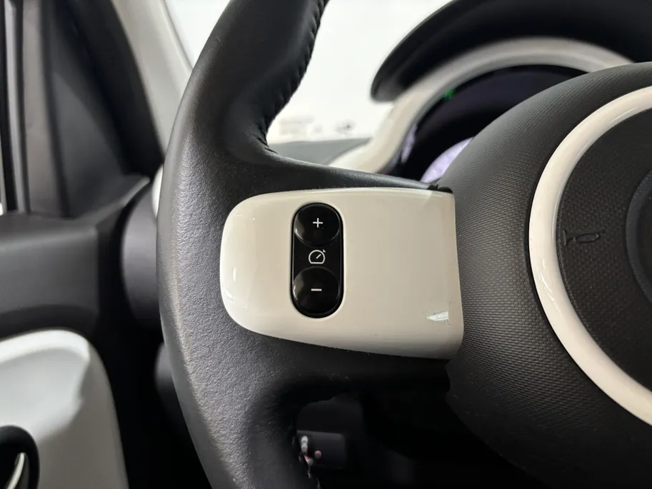 Renault Twingo Z.E. R80 Intens Automaat | 1e eigenaar | Apple CarPlay/Android Auto | Climate Control | Lichtmetalen Velgen | Cruise Control | Licht & Regen Sensor | Half Leder | Privacy Glass | Elektrische Ramen & Spiegels |