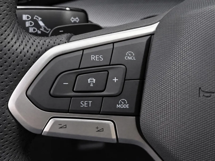 Volkswagen Golf 1.5eTSI/150PK R-Line · Navigatie · Trekhaak · Apple/Android Car Play · Dodehoeksensoren · Stoelverwarming ·  Garantie t/m 08-01-2031 of 100000km.