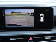 Kia Niro 1.6 GDi Hybrid DynamicPlusLine | Stuur-/stoelverwarming | Schuifdak | Elek. stoelverstelling + achterklep | Dodehoekdetectie | Camera | Telefoonlader | HK audio | LED |