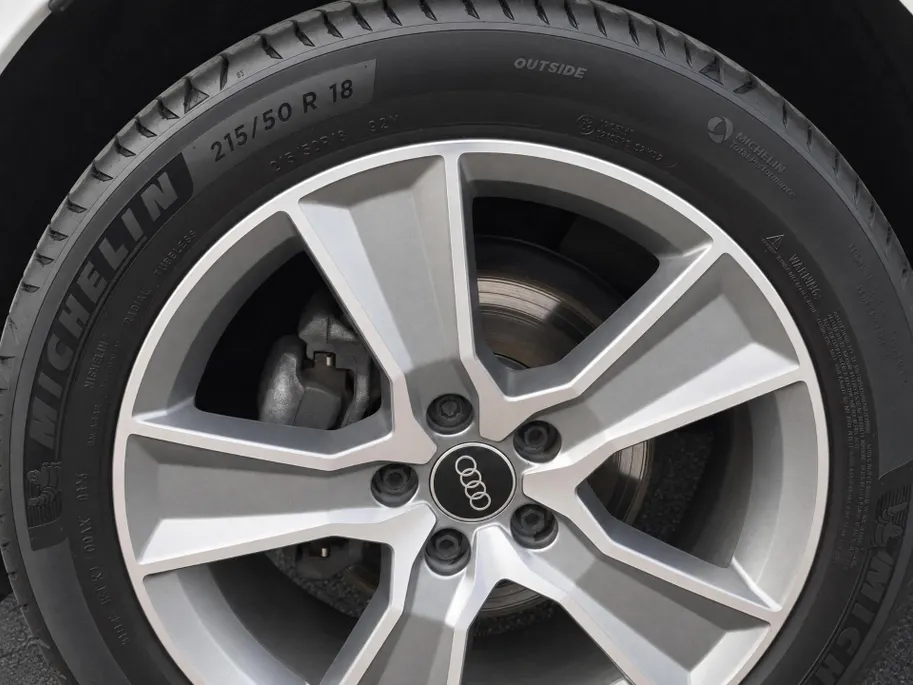 Audi Q2 35 TFSI/150PK S Line · Panoramadak · SONOS Audio ·  Camera · Apple/Android Car Play · Leder