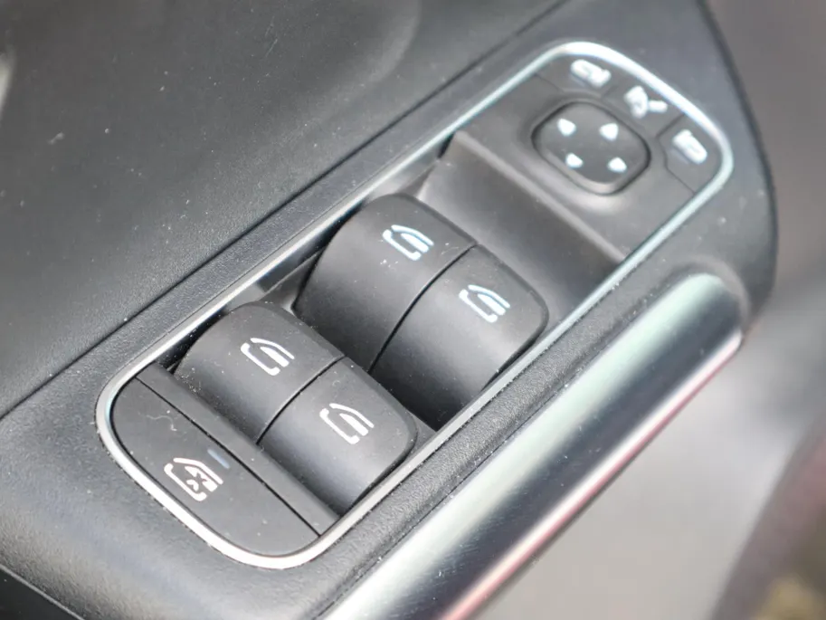 Mercedes-Benz GLA 200 Business Solution AMG l Trekhaak l Panoramadak l Stoelverwarming