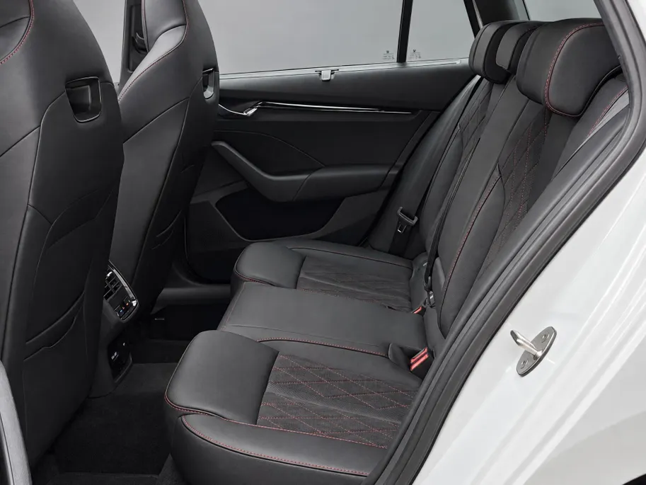 Škoda Octavia Combi 1.4 TSI RS iV PHEV 245pk DSG Business · Trekhaak inklap · Panoramadak · Camera · Head-Up Display · Dodehoeksensor · Keyless · Matrix LED ·