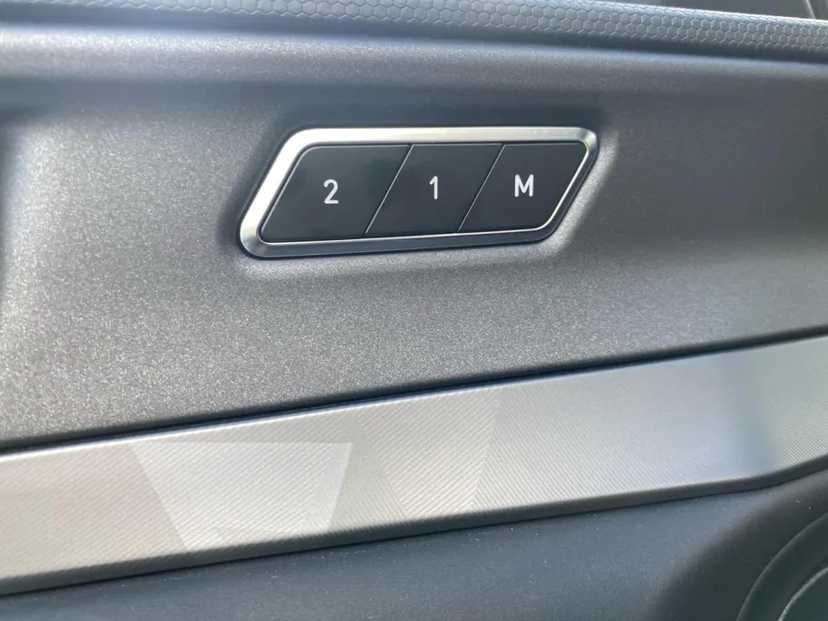 Lynk & Co 01 1.5 PHEV 260pk Black Pack | NL Auto | Zwarte hemel | Trekhaak | Panodak | Stoelverwarming | LED | Etc.