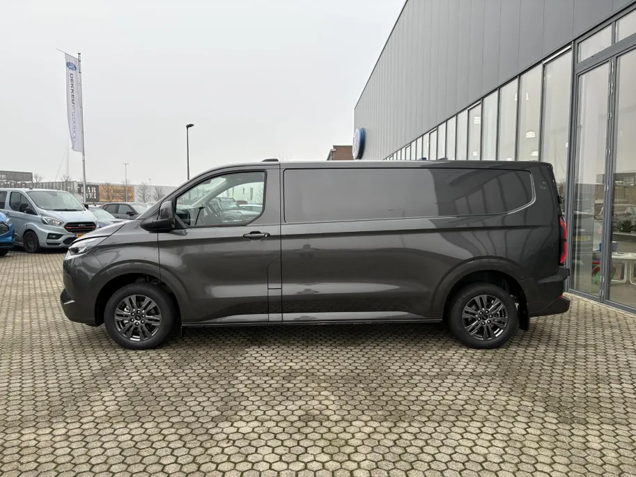 Ford E-Custom E-Custom 320 L2H1 Limited 65 kWh DEMO I DRIVER ASSISTANCE PACK PREMIUM I ELEK. INKLAPBARE TREKHAAK I 17'' LM VELGEN I