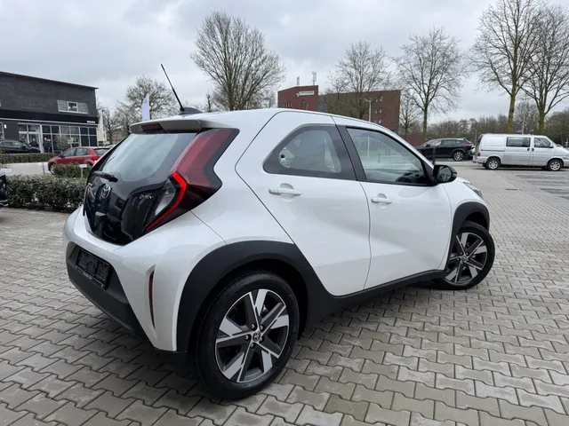 Toyota Aygo X Hybrid 115 play | LM Velgen | Stoelverwarming