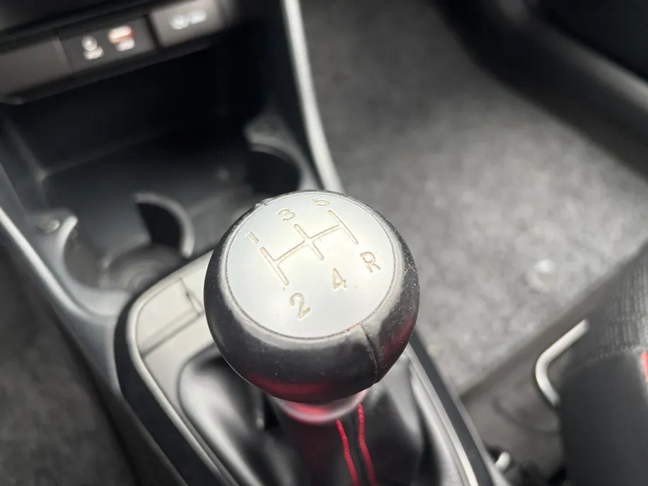 Kia Picanto 1.0 MPi GT-Line Edition Apple Carplay/Android Auto , navi , cruise , lm velgen , tel , camera , usb , sport stoelen , super mooie uitvoering . auto is voorzien van een nieuwe koppeling