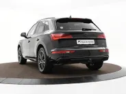 Audi Q5 50 TFSIe 299pk S-tronic S edition · Camera · Wegklapbare Trekhaak · Apple/Android Car Play · Navigatie · 20'' Inch ·