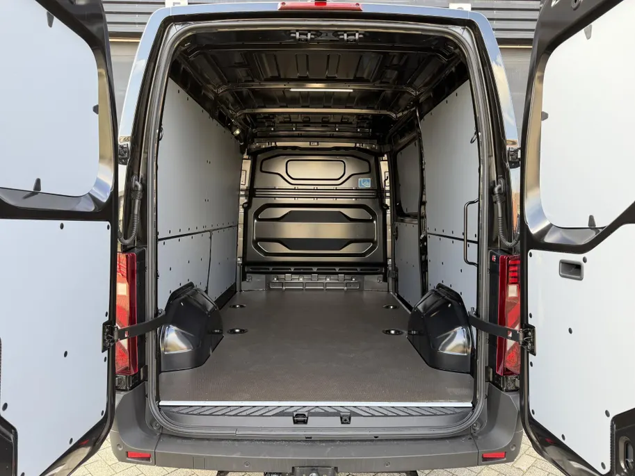 Renault Master E-Tech T35 L2H2 Advance Long Range 87 kWh Automaat | DEMO | Trekhaak | RVS Side & Backbar | Laadruimte Betimmering | Navi | Camera | Apple CarPlay/Android Auto | Full LED | Climate Control | Parkeersensoren |