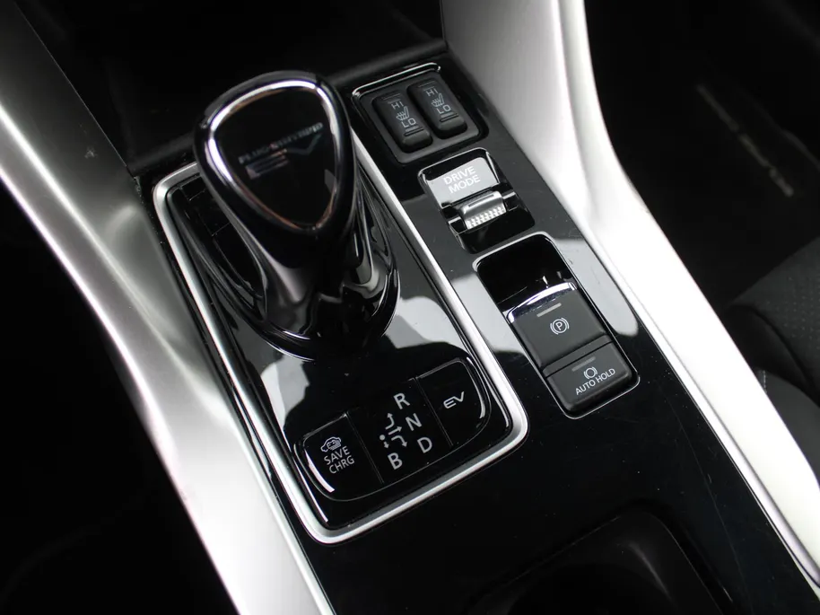 Mitsubishi Eclipse Cross 2.4 PHEV First Edition | Camera rondom | Stuur/stoelverwarming v+a | HUD | Winterset op LM | Dakdragers |