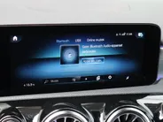Mercedes-Benz A-Klasse 250 e AMG Line | HUD | Multispaak | LED | Navigatie | Camera | Automaat