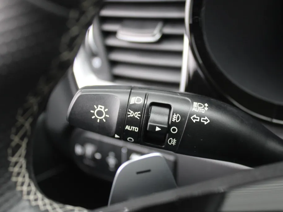 Kia Ceed 1.5 T-GDi GT-Line | Stuur-/stoelverwarming | Schuifdak | Cruise adapt. | Camera | 17' LM | LED | Dodehoek sensor | Draadloze lader |
