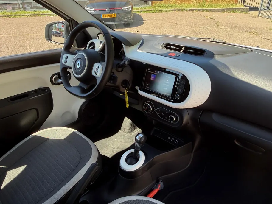 Renault Twingo Z.E. R80 E-Tech Equilibre 22 kWh Apple Carplay/Android Auto , parkeersensor achter  , airco (automatisch) , usb , tel , multimedia scherm klein .