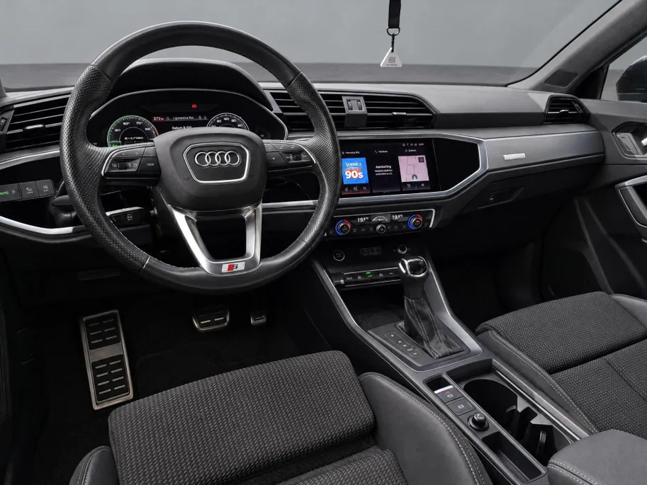 Audi Q3 45 TFSIe 245pk S edition · Camera · Apple/Android Car Play · Stoelverwarming ·  Navigatie · Elek. Achterklep · Keyless · 19'' Inch ·
