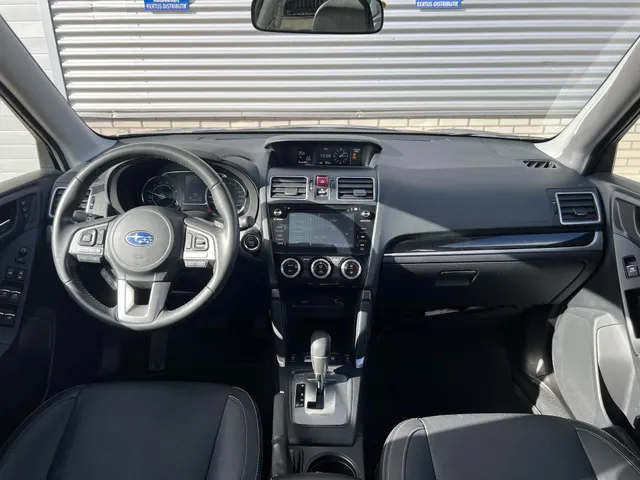 Subaru Forester 2.0 Premium Automaat | Trekhaak | All Season Banden | Elek. Schuif/Kantel Dak |17' LM Velgen | Navigatie