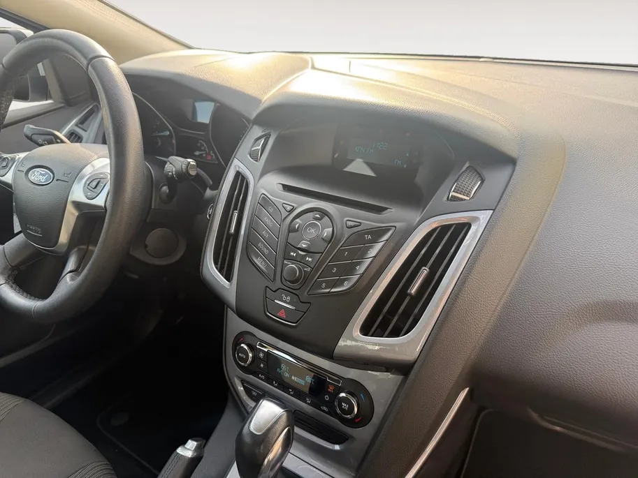 Ford Focus 1.6 TI-VCT Titanium | Automaat | Trekhaak | Zeer goed onderhouden | Voorruitverwarming | Parkeersensoren | Keyless | 12 maanden garantie! |
